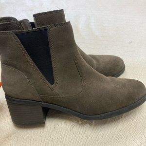 Clark’s Women’s SZ 10 Suede Charcoal Short-heel Boots. Comfort Soles. Stylish.